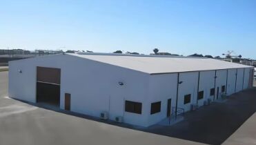 Construction de structures industrielles en acier pour l'exportation Entrepôt préfabriqué d'acier Atelier avec dimension personnalisée revêtement résistant à la corrosion antiseismique usines de fabrication appropriées installations commerciales iso/ce