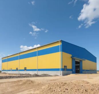 Bâtiment à structure métallique orienté vers l'exportation Atelier et entrepôt préfabriqués avec composants en acier Disposition personnalisable Anti-corrosion antisismique économe en énergie Idéal pour le stockage de fabrication robuste