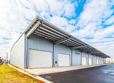Cadre de portail léger préfabriqué Structure en acier Bâtiment d'usine d'entrepôt Q345B Q355B Installation du fabricant Unité de stockage en métal préconstruite Solution de stockage étanche permettant d'économiser de l'espace