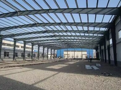 Entrepôt préfabriqué à structure métallique, bâtiment industriel à ossature métallique, hangar de stockage à grande portée, usine de logistique commerciale