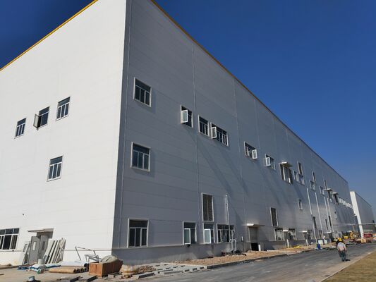 Atelier de charpente en acier préfabriqué pour système de contreventement de production industrielle Solution d'assemblage sur site de composants en acier prédécoupés